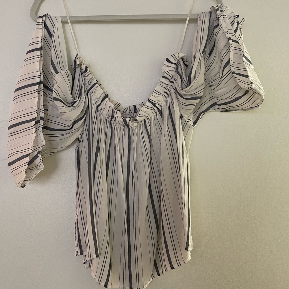 Cute off the shoulders crop top in size S.